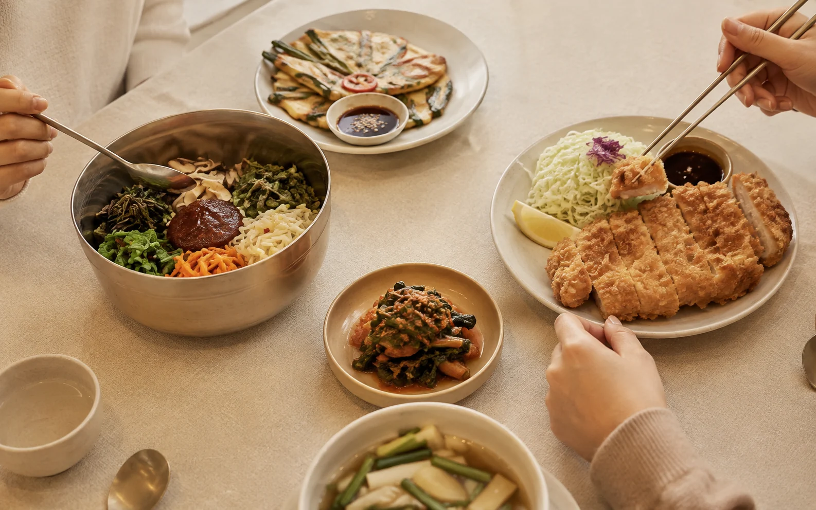 가족과 함께 남산돈까스와 산채비빔밥을 즐기는 식사 자리